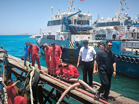 انجام عملیات پیچیده مهندسی برای نجات بارج «ضحا» در آب‌های خلیج‌ فارس