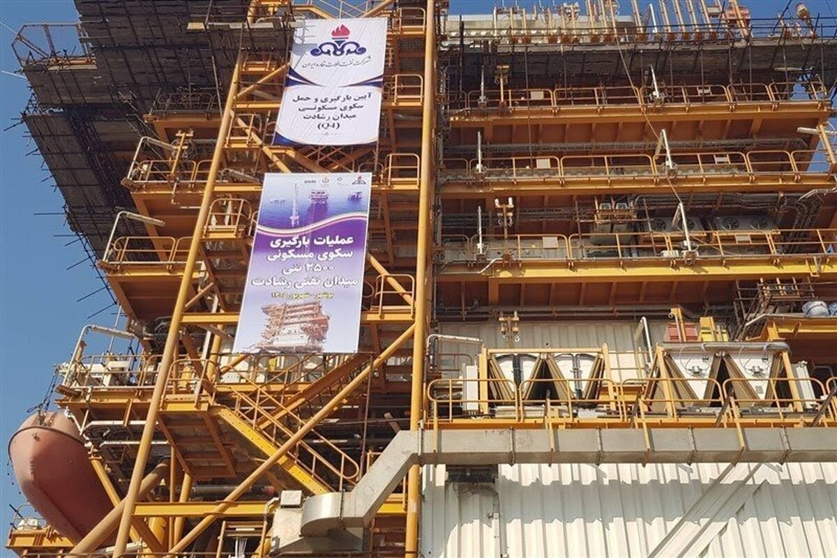 عملیات بارگیری و حمل سکوی مسکونی Q ۴ میدان نفتی رشادت با وزن ۲۵۰۰ تن آغاز شد